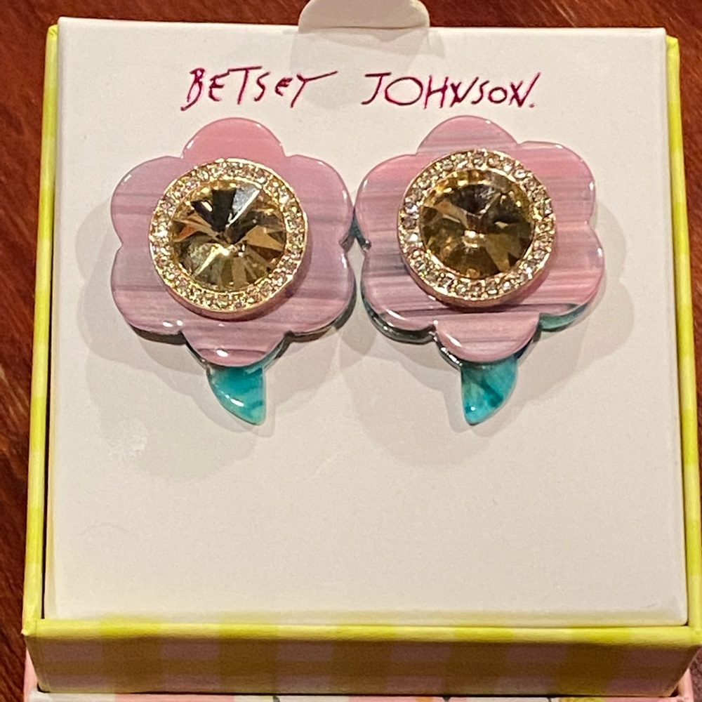 Betsey Johnson NIB Pink Flower Resin Stud earrings